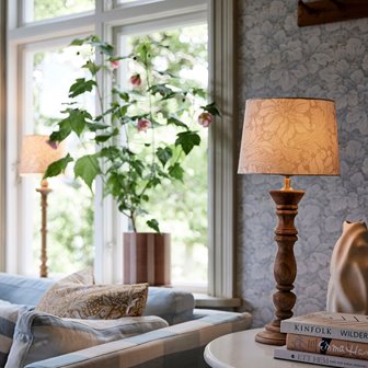 Drewniana lampa stołowa retro z abażurem Cottage